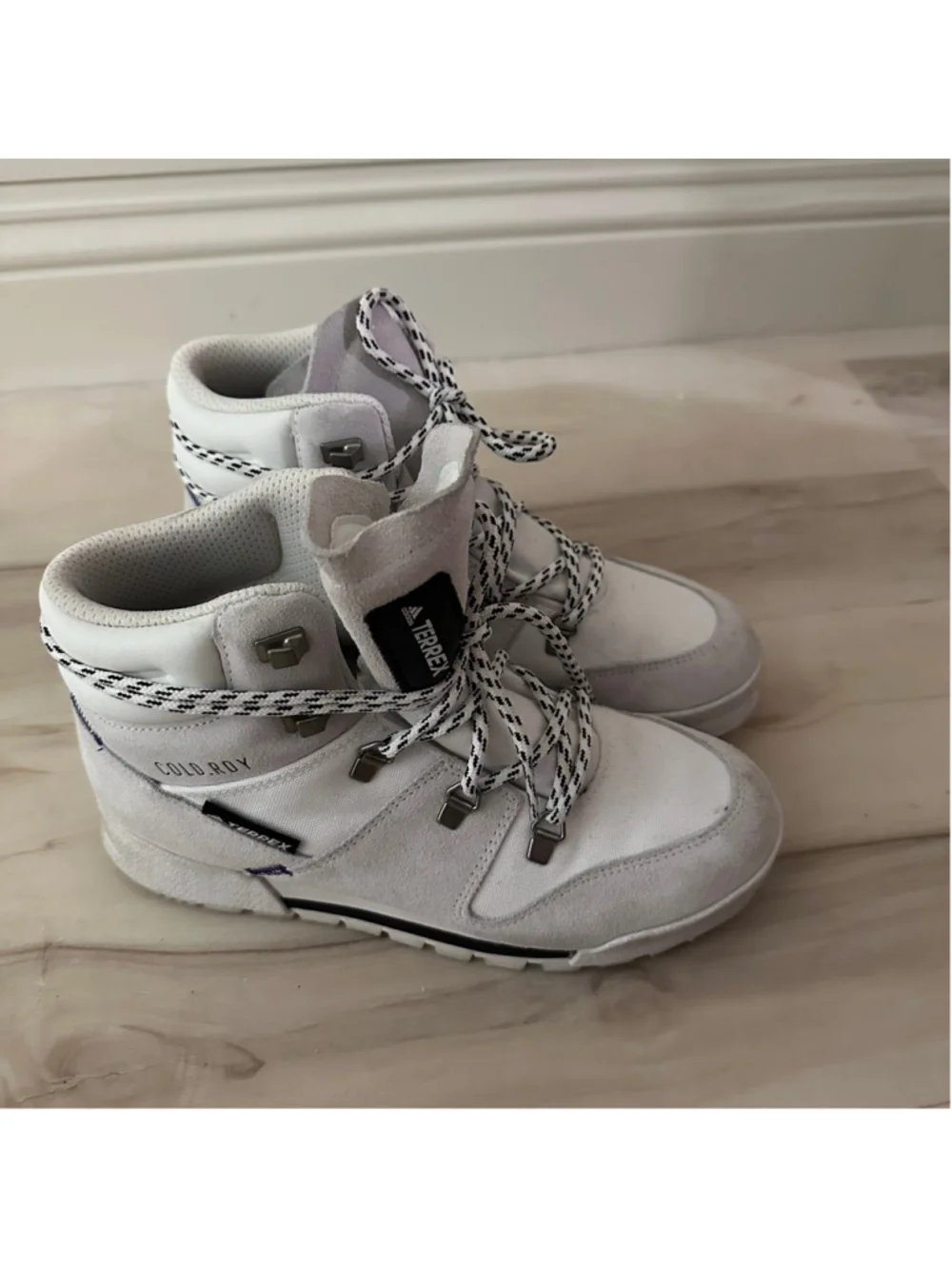Women's Adidas Terrex Snowpitch COLD.RDY Hiking Boots Size 6 White Grey
